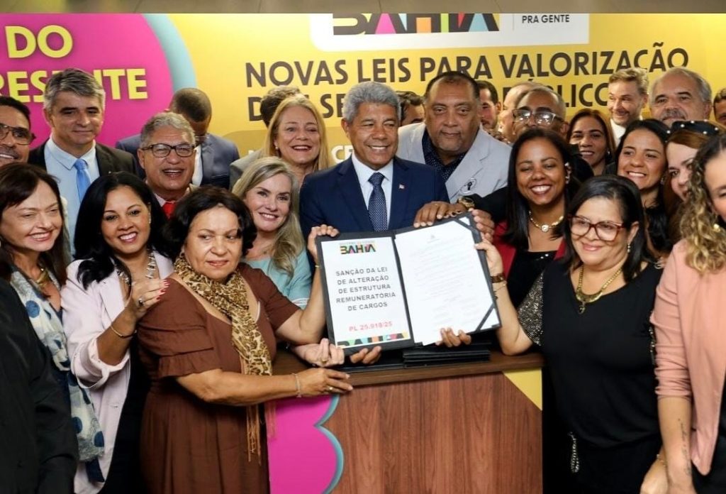 Diretoria do SINTEST-BA participam de sanção de leis que beneficiam mais de 45 mil servidores estaduais