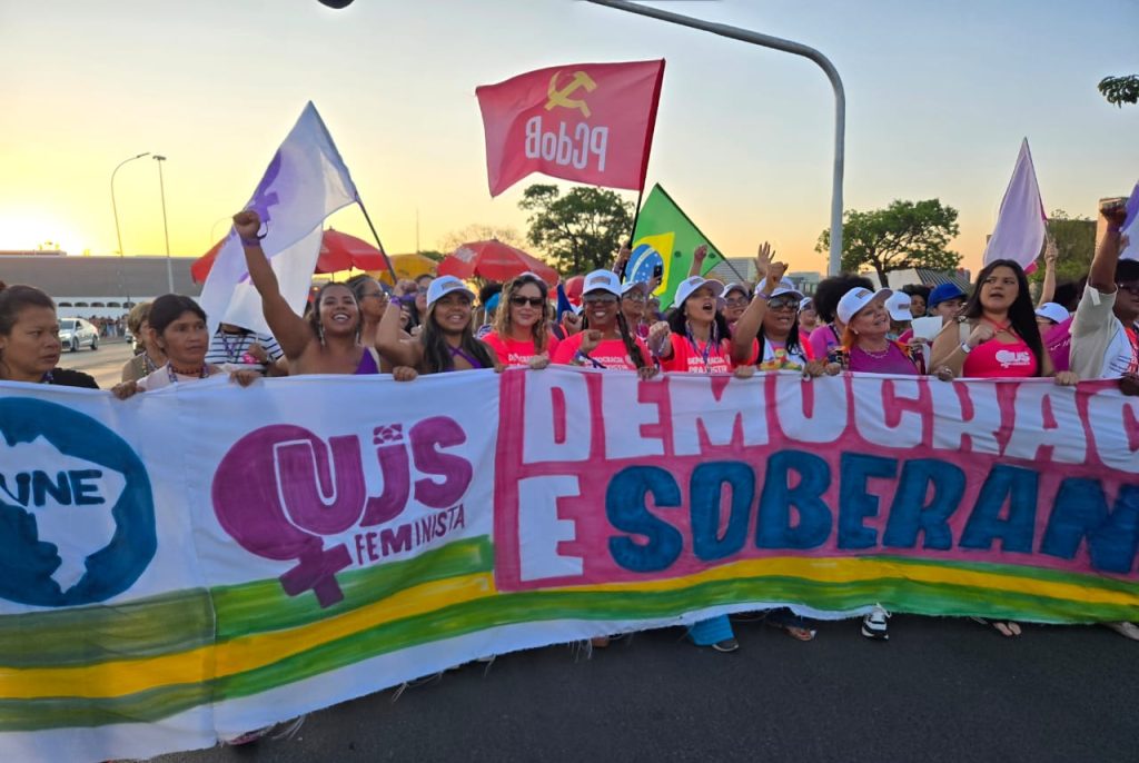 Diretoria do SINTEST-BA marca presença em marcha histórica de mulheres rumo ao Congresso Nacional