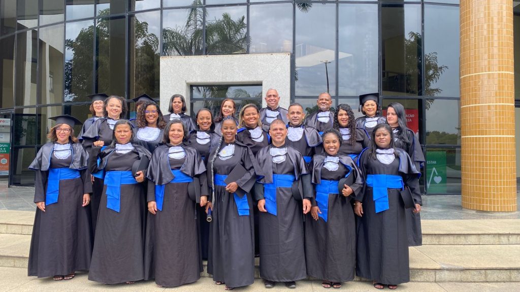 Primeira turma de Bacharelado em Administração Pública da UEFS forma servidores técnicos